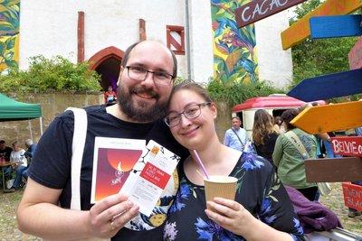 Mario Gennat und Mariella Kuhn aus Zwickau haben sich für ein ganzes Jahr mit Schokolade eingedeckt. Auch eine Trinkschokolade für den Genuss vor Ort durfte nicht fehlen.