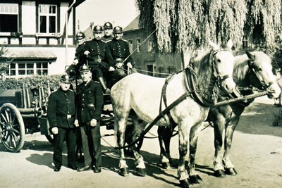 Kameraden der Raschauer Wehr mit einer Flader Motorspritze im Jahr 1950.