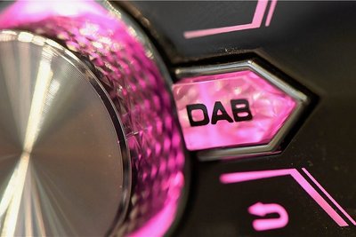 Ein DAB-plus-fähiges Autoradio. 