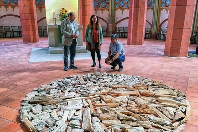 Alexander Ochs, Dorothee Lücke, Holger Bartsch (v. l) und Richard Longs Werk "Petrified Wood Circle".