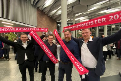 Grund zum Jubeln: Die frischgebackenen Kfz-Meister Carsten Schmidt, Manuel Fink, René Schmidt und Nino Schubert in der Stadthalle Chemnitz.