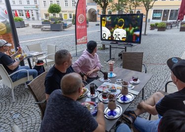 Fußball gucken und dazu ein kühlendes Eis genießen - das Angebot wird im Eiscafé am Annaberger Markt gern genutzt. 