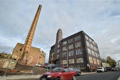 Die Sammlung der Städtischen Museen soll 2024 in die ehemalige Artiseda-Fabrik ziehen, in der momentan eine Schule entsteht. 