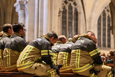 Einsatzkräfte der Feuerwehr bei der Gedenkveranstaltung im Magdeburger Dom.
