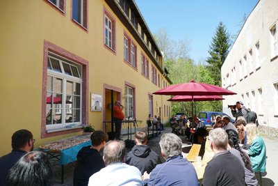 Viele Gäste begrüßt Thomas Friedemann, Leiter der Kirchlichen Erwerbsloseninitiative Zschopau, vor der neuen Ausgabestelle der Tafel.