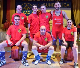 Beim Auftaktkampf konnte Teamchef Bernd Schmiedel (hinten l.) auf Petr Petrov, Benjamin Meisel, Nancy Hinkelmann (vorn v. l.) sowie Tom Ritter, Florian Hartenberger und Edgar Jerke (hinten v.l.) bauen.