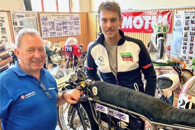 Markus Reiterberger mit Aues Clubchef Rainer Pommer an einer historischen Kreidler-Rennmaschine.
