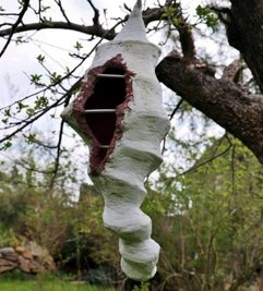 Die Skulptur "Cocoon im Apfelbaum" ist im Kunstgarten zu entdecken.
