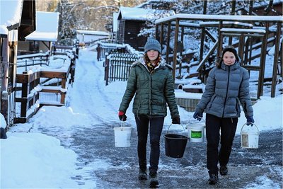 Nuria Stängel (links) und Malin Pohle schleppen im Auer Zoo der Minis Wasser. 