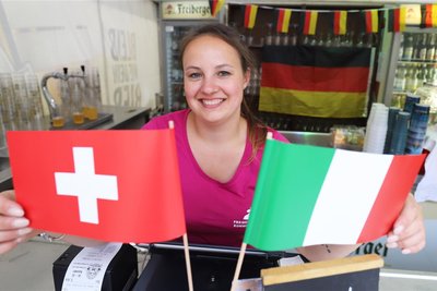 Jessy Harwardt, Leiterin des Schloss-Cafés Freiberg, hat für die erste Partie des Samstags geflaggt: Schweiz gegen Italien.