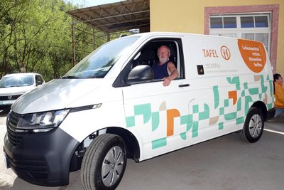 Peter Gerhardt am Steuer des neuen Transporters, der auch gekühlte Speisen von den Supermärkten abholen kann.