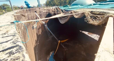 In drei Fermentern wird das Biogas mittels Bakterien produziert. Dieser auf dem Bild ist jedoch gerade außer Betrieb, weil die Vorrichtung zum Verrühren der Masse repariert werden muss. 