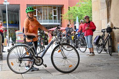 Ramona Wagner bietet die erste Stadtführung per Fahrrad zum Thema Kulturhauptstadt durch Chemnitz an.