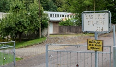 Blick auf die Einfahrt zum ehemaligen Kinderheim in Zschöppichen. 