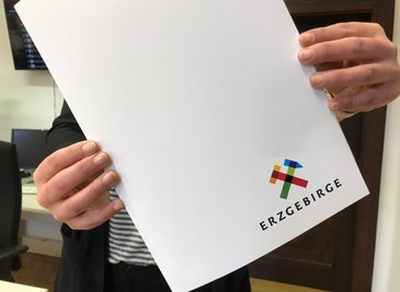 Das ist das Logo für die gemeinsame Dachmarke unter der das Erzgebirge als Region künftig noch besser vermarktet werden soll. Die Vorstellung fand auf dem Fichtelberg statt. 