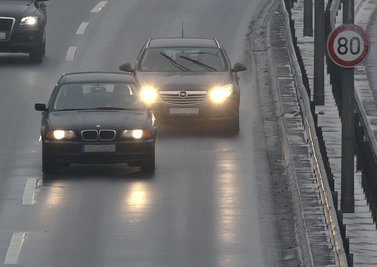 Auch durch Drängeln zeigt sich aggressivese Verhalten im Straßenverkehr.