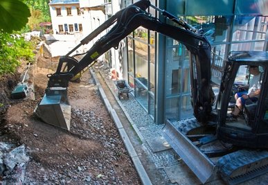 Der Bau der neuen Stützmauer am Augustusburger Stadthaus dauert voraussichtlich noch bis Ende Juli. Die Betonelemente sollen nicht grau bleiben. 