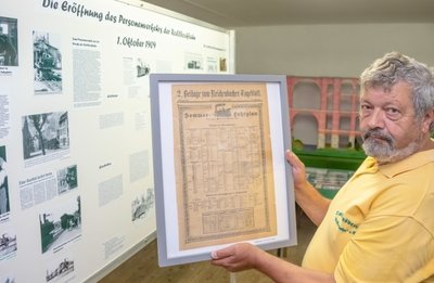 Ein Schatz der Ausstellung im Lok-Schuppen ist ein Originalfahrplan der Rollbockbahn von 1905 - Karl-Heinz Meyer vom Rollbock-Verein hütet das wertvolle Stück wie seinen Augapfel und nimmt es nach der Ausstellung immer wieder mit nach Hause. 