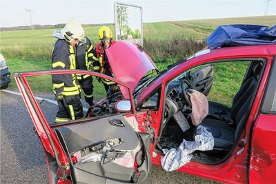 Mit einem Spreizer haben Feuerwehrleute den Fahrer aus dem Auto befreien müssen.