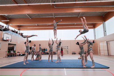 Bei der Einweihung der Eric-Frenzel-Sporthalle traten auch die Sportakrobaten des SAV Schwarzenberg auf.