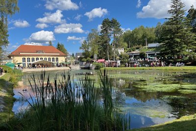 In Bad Brambach - im Foto Festhalle und Kurparkteich - geht es um Gebühren für die Bürger.