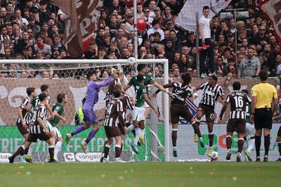 Wolfsburgs Konstantinos Koulierakis (M) traf im Abstiegsgipfel beim FC St. Pauli zum 1:0.
