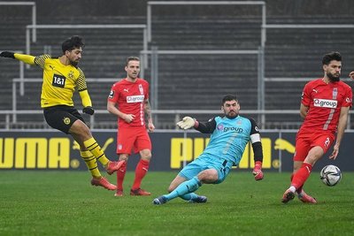 Immanuel Pherai überwindet Keeper Johannes Brinkies und erzielt das 1:0 gegen den FSV. Marco Schikora (r.) kann das Gegentor nicht verhindern.