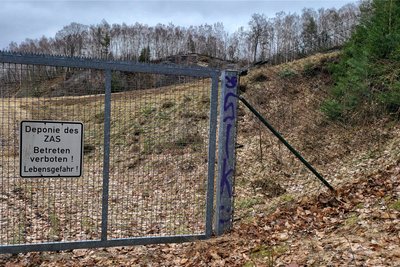 Mit dem Auto kommt man von keiner Seite aufs Grundstück. Aus Richtung Gleesberg versperrt das Tor der verwahrten Mülldeponie die Weiterfahrt.