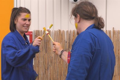 Nicos beim Farbduell mit Maja.