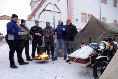 Obwohl er das alte Flair vermisste, kam Chris Loske (3. von rechts) auch diesmal wieder mit vielen Bikern ins Gespräch.