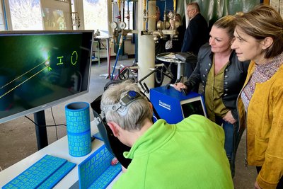 Die Zukunft des Schweißens ist ein spannend, auch für Jana Noltenius (r.) und Michaela Wolf vom Bildungswerk. Sie verfolgen die Arbeit am Schweißsimulator.