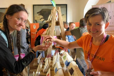 Leonie (l.) aus Freiburg im Breisgau überlegt, Chocolatier zu werden. Am Stand von Chococard Bean To Bear aus Ungarn probierte sie verschiedene Sorten bei Foki Izabella. Die Kostproben gibt es in kleinen Stücken an jedem Stand.