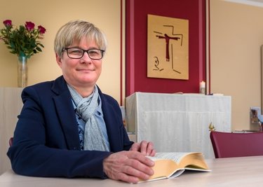 Im Raum der Stille des Olbernhauer Krankenhauses bereitet sich Klinikseelsorgerin Kerstin Friedemann auf ihre Patientenbesuche vor.