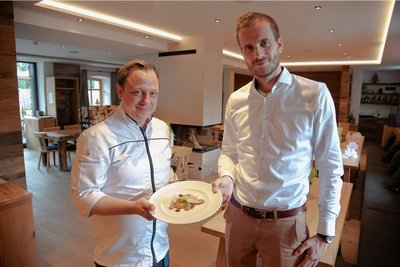 René Eibisch (links), Chefkoch im Hotel Tannenhaus in Schöneck, und Geschäftsführer sowie Hoteldirektor Tobias Werner eröffneten die neue Staffel der TV-Kochshow. Das Foto entstand im Juni. 