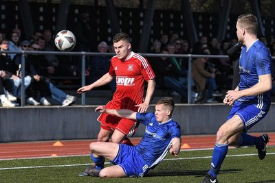 Der Rochlitzer Robin Kluger (l.), hier gegen Konstantin Lange und Dominik Weber (r.), gab gegen den SSV Königshain-Wiederau sein Startelf-Comeback. Am Ende jubelten die Spieler in den blauen Trikots.