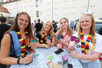 Bis zum Anstoß im Freiberger Schlosshof vertrieben sich Josie, Emma, Jolina und Joleen (v.l.) aus Weißenborn und Oberschöna die Zeit mit Kartenspielen.
