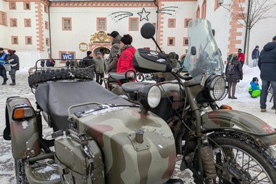Der Schlosshof war diesmal nur etwa zur Hälfte mit Motorrädern gefüllt.