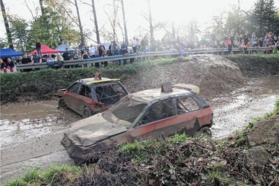 Die schlammig-schmierige Oberfläche der Piste verlangte gefühlvolles Gasgeben und technisches Können von den Fahrern. Wer abdriftete, musste sich von den Verfolgern in Sicherheit bringen. 