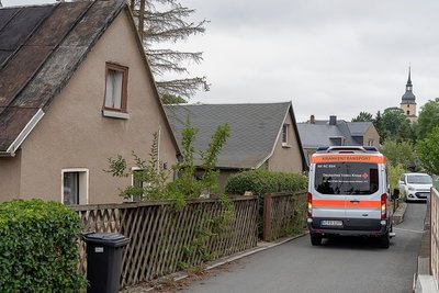 Über die Berggasse fuhr der Krankentransport ans Grundstück der beiden Schwestern heran. Die Jüngere ließ sich am Dienstag ins Heim der Arbeiterwohlfahrt in Auerbach bringen, die ältere harrte zunächst ohne jede Betreuung im Elternhaus aus. 
