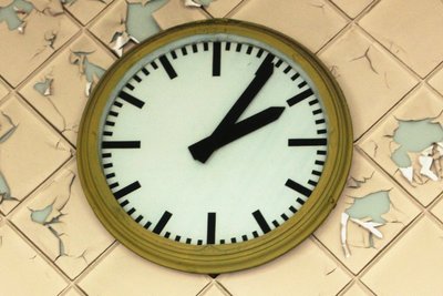 Die Wanduhr erhält einen neuen Platz im Stationsgebäude Gunzen.