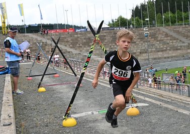 Jakob Götzel vom VSC Klingenthal hat in der Altersklasse 09/10 der Jungen den Sieg geholt. 