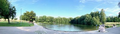 Idylle und Entspannung pur: Im Naturbad Grünhain gibt es neben dem kühlen Nass auch eine Liegewiese mit sonnigen und schattigen Plätzchen. 