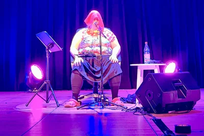 Schweißtreibende Show: In Schneeberg hat Komikerin Anna Mateur ein Handtuch mit auf die Bühne gebracht.