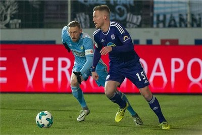 Osnabrücks Jules Reimerink lässt Björn Kluft stehen.