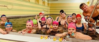 Die jungen Schwimm-Talente des VfA Rochlitzer Berg haben am Dienstagabend letztmals in diesem Jahr trainiert. Danach gab es kleine Geschenke im Foyer der Oberschule. 