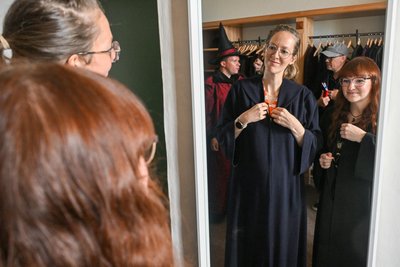 Schon mit dem Einkleiden tauchen die Teilnehmer der Show „Der Schatz der Erde“ in die Geschichte ein.