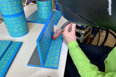 Am Schweißsimulator wird über QR-Codes die Führung der Schweißnaht trainiert.
