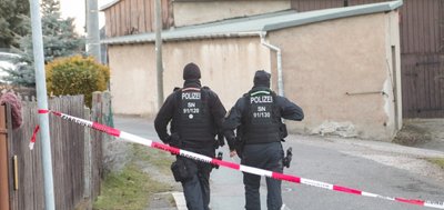 Ein 41 Jahre alter Mann ist Anfang März in Limbach-Oberfrohna erschossen worden. Rechtsmediziner Jan Dreßler stellte vor dem Zwickauer Landgericht am Montag das Obduktionsergebnis vor. Demnach war der Mann innerhalb weniger Minuten gestorben. 