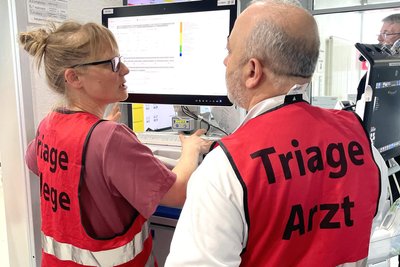 Schwester Julia und Oberarzt Mohammad Alturkmani legen die Behandlungsreihenfolge der Patienten im Krankenhaus Freiberg fest.