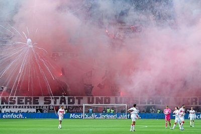 Viel Rauch auf den Rängen: Die Eintracht-Fans verzögerten den Anpfiff gegen Stuttgart.